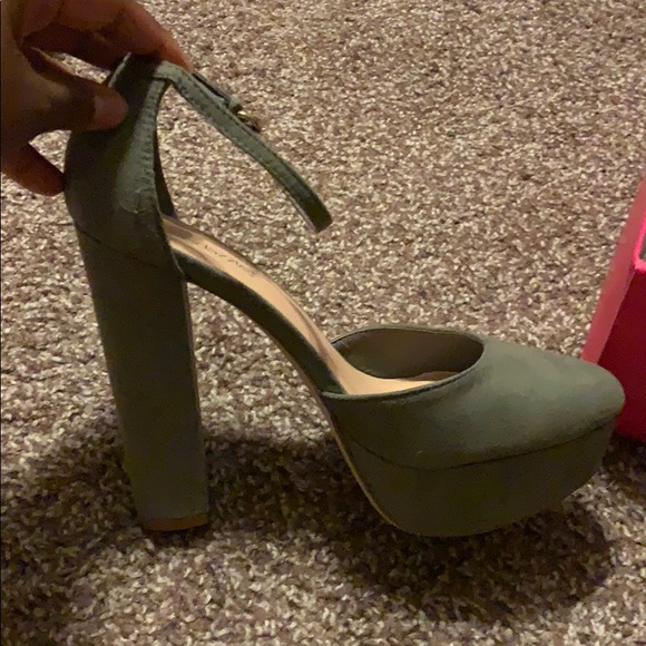 Heels - Picture 3 of 4